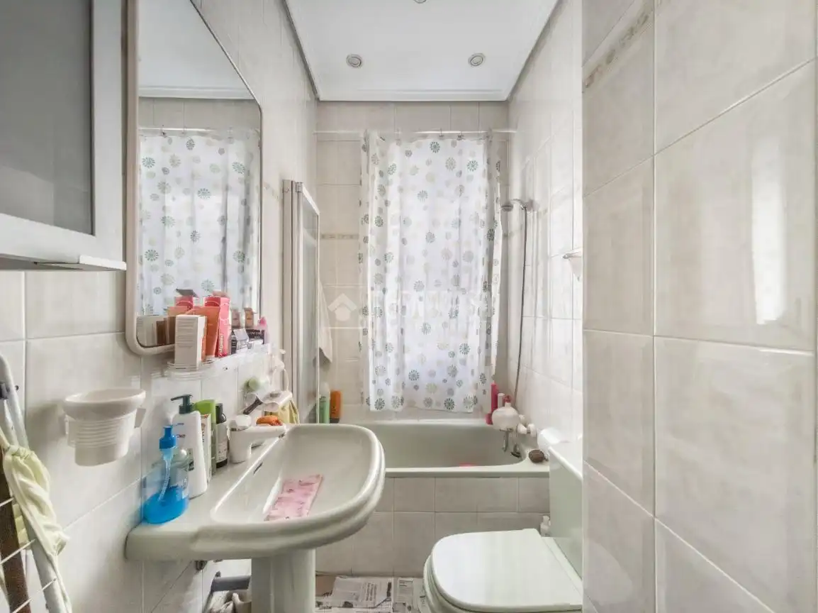 Badezimmer von Wohnung zum Verkauf in Madrid mit Heizung, Parkett und Terrasse