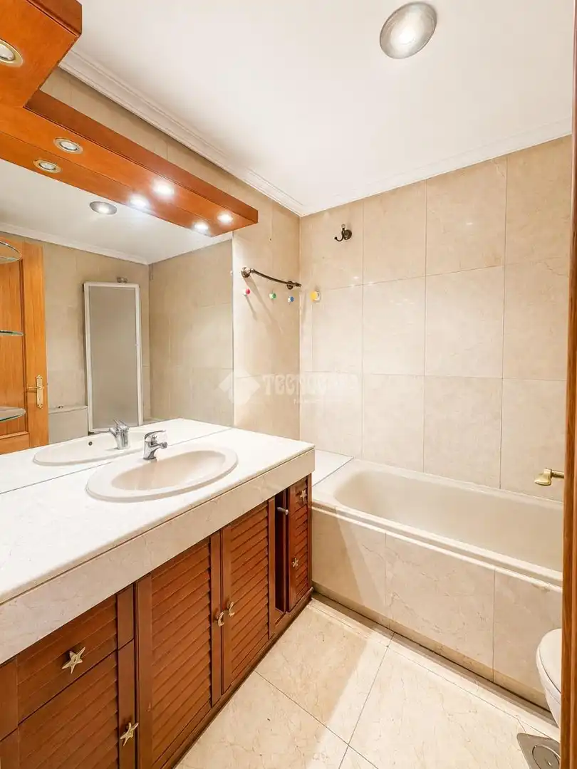 Bathroom of Flat for rent in Madrid  with Air Conditioner and Heating