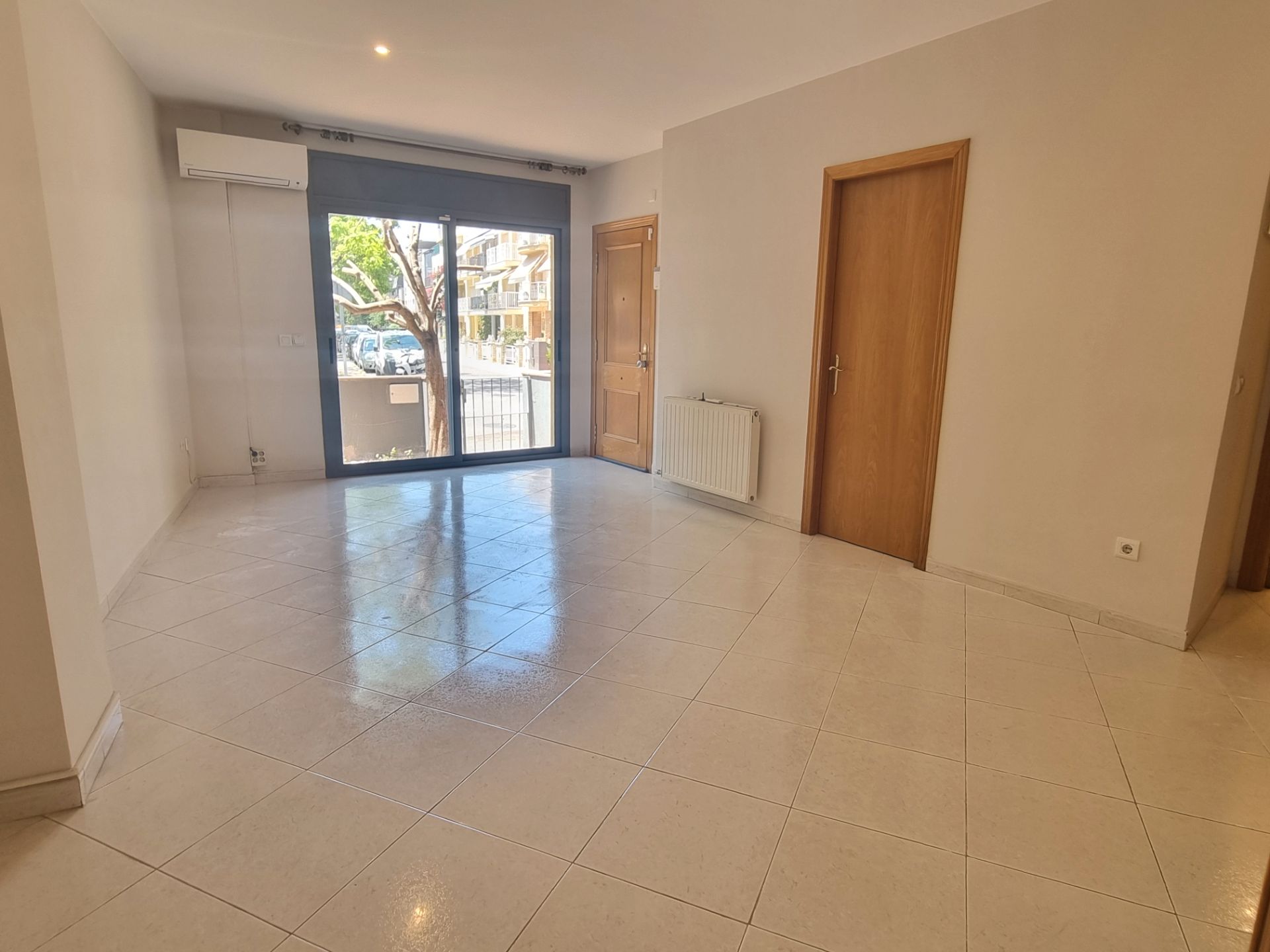 Exterior view of Flat for sale in Girona Capital  with Air Conditioner, Heating and Terrace