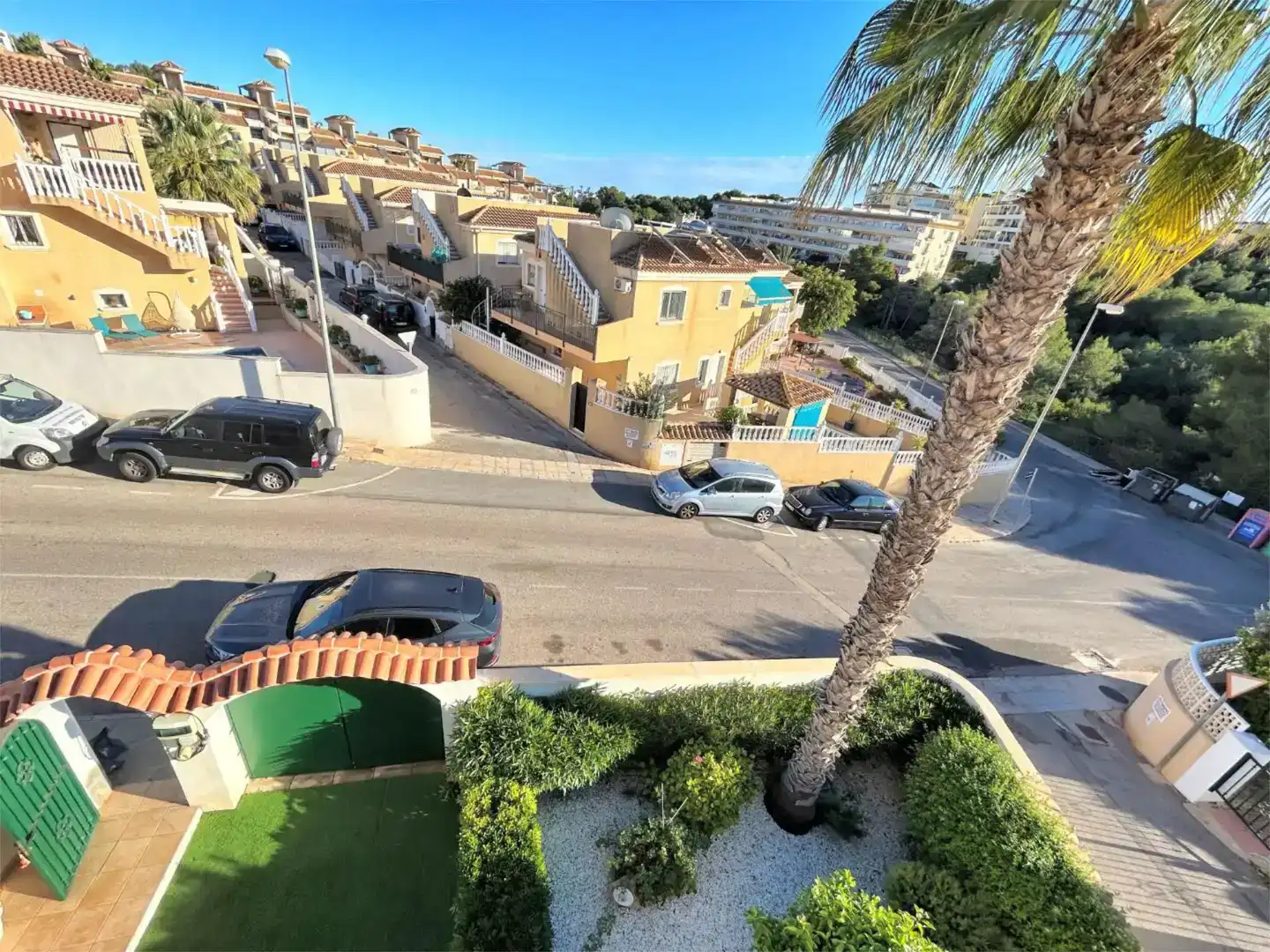 Vista exterior de Casa adosada en venda en Orihuela amb Aire condicionat, Jardí privat i Piscina