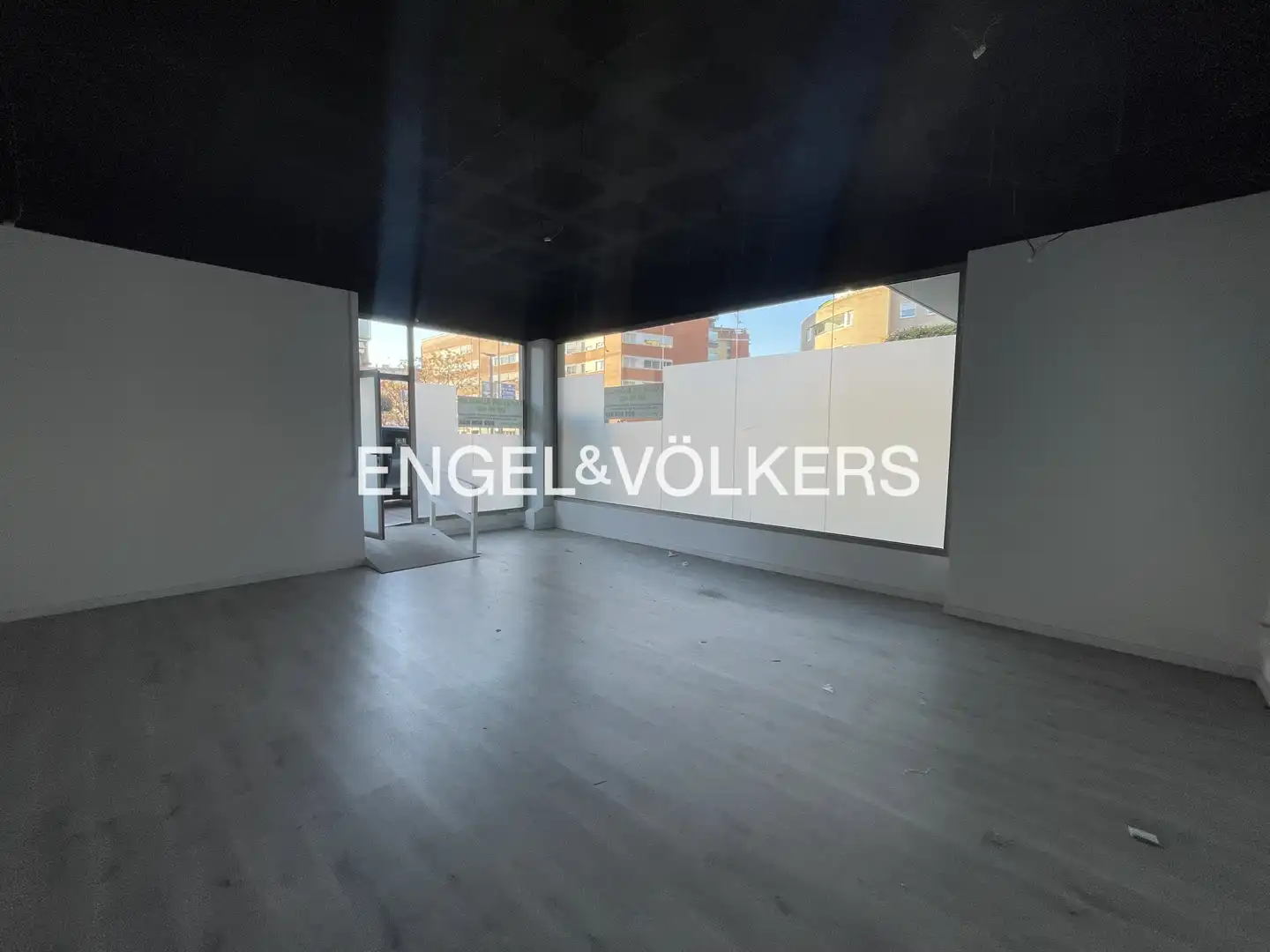 Vista exterior de Local en venta en Sant Joan Despí con Parquet