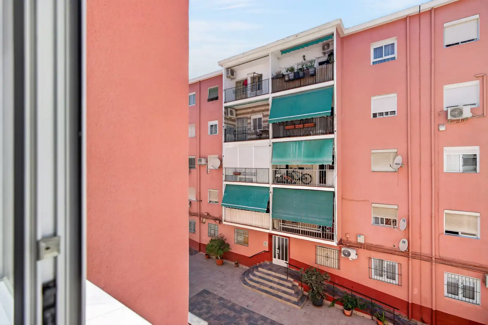 Außenansicht von Wohnung zum Verkauf in Alicante / Alacant mit Terrasse, Schwimmbad und Balkon