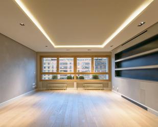 Living room of Flat to rent in  Madrid Capital  with Air Conditioner, Heating and Storage room