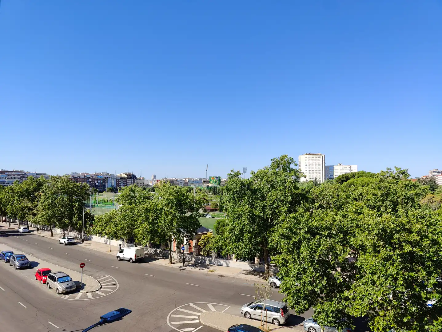 Vista exterior de Pis en venda en Madrid amb Calefacció