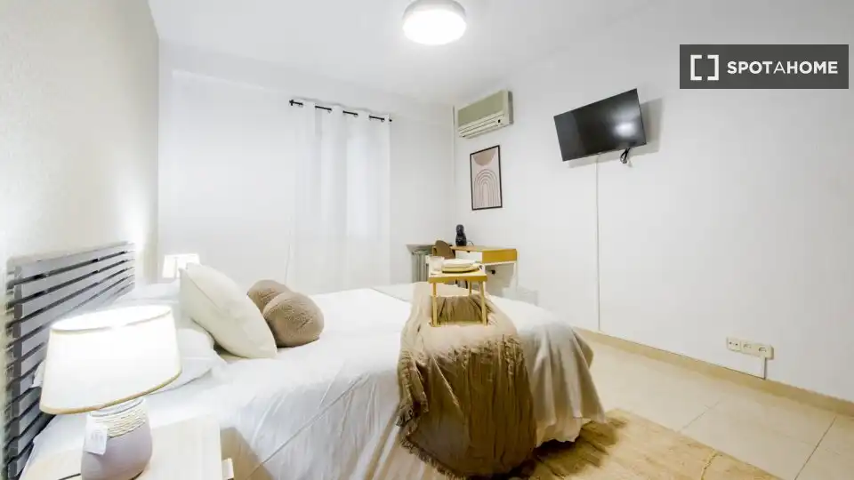 Bedroom of Flat for rent in Madrid  with Air Conditioner, Heating and Furnished