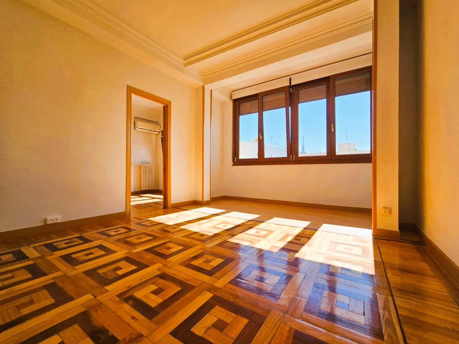 Bedroom of Flat for sale in  Madrid Capital  with Air Conditioner, Heating and Parquet flooring
