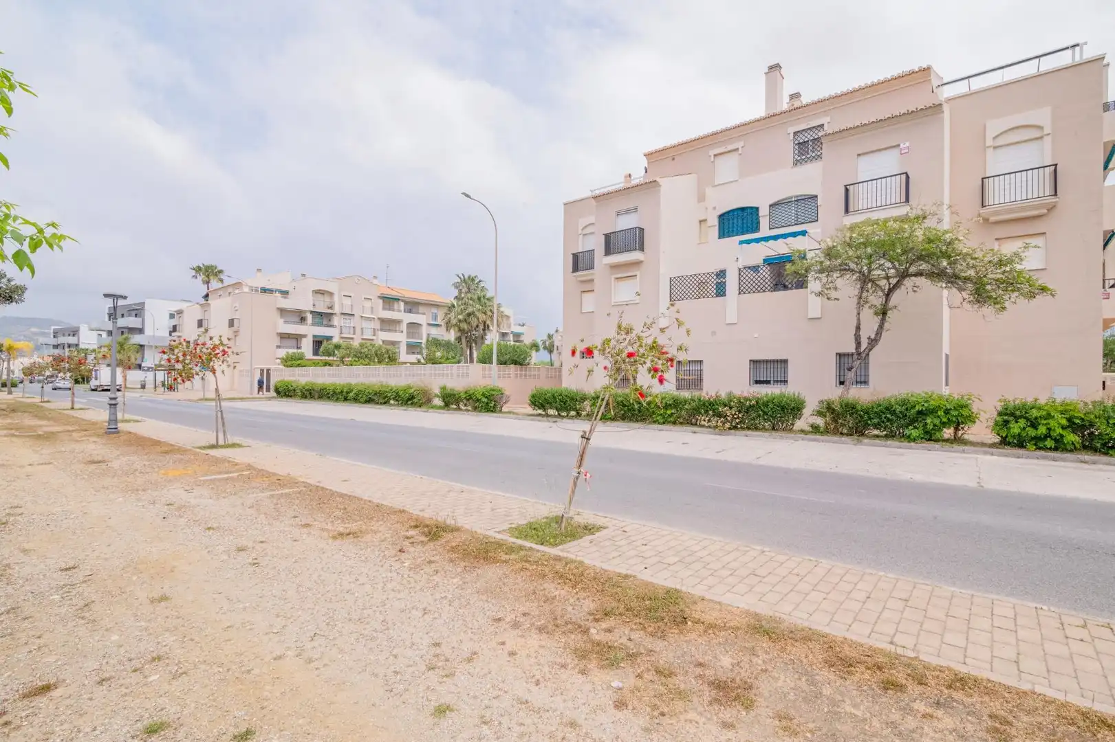 Vista exterior de Pis en venda en Salobreña amb Aire condicionat, Terrassa i Balcó