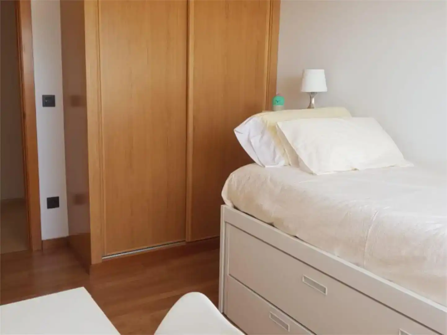 Dormitori de Pis de lloguer en A Illa de Arousa  amb Parquet i Moblat