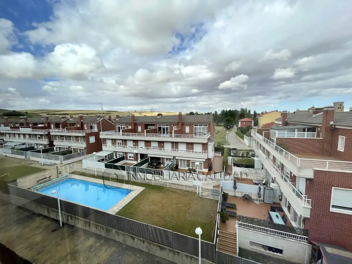 Außenansicht von Wohnung zur Miete in Burgos mit Heizung, Terrasse und Abstellraum