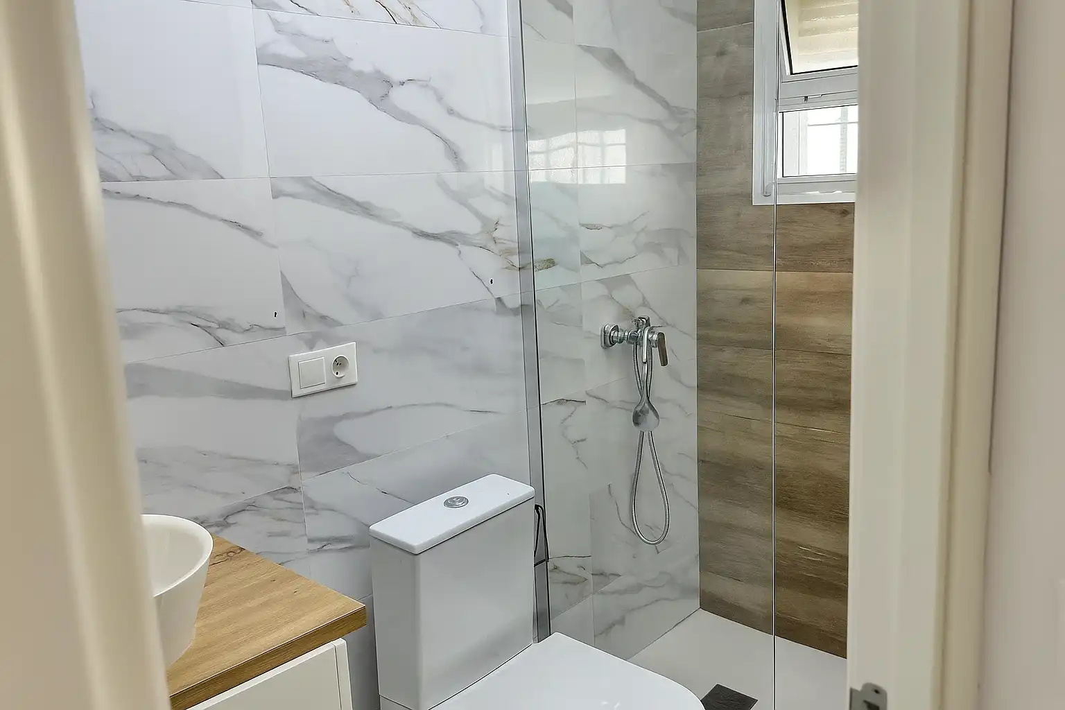 Bathroom of Flat for sale in Benalmádena  with Air Conditioner and Terrace