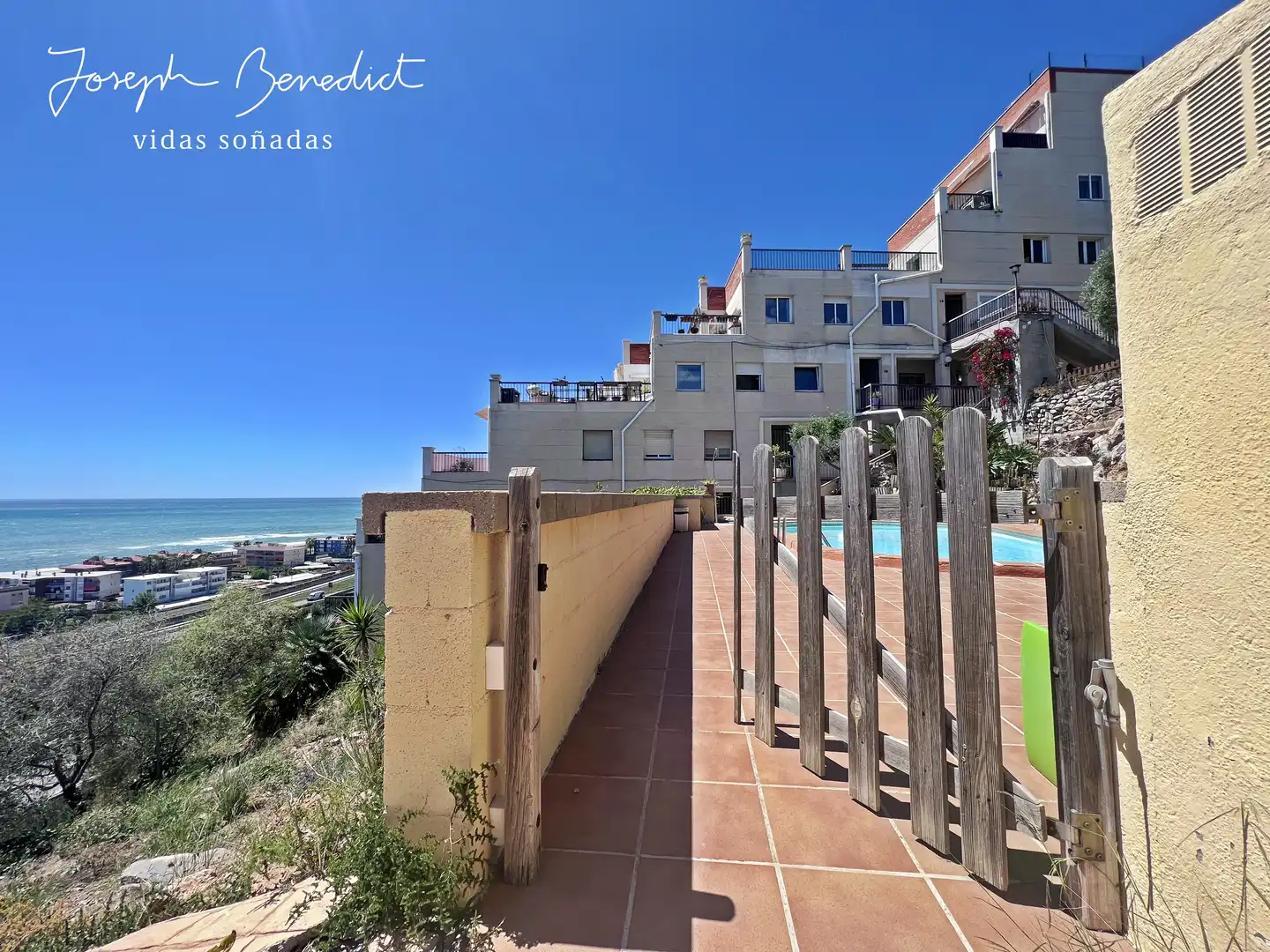 Vista exterior de Piso en venta en Castelldefels con Terraza, Horno y Balcón