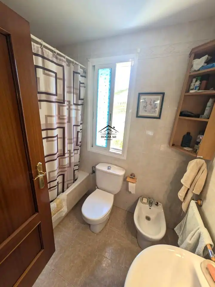 Bany de Casa o xalet en venda en Cáceres amb Aire condicionat, Jardí privat i Piscina