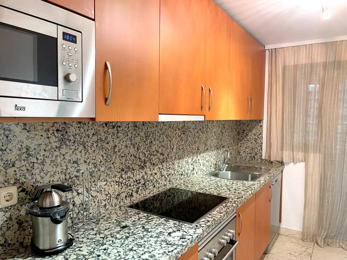 Cuina de Apartament de lloguer en Estepona amb Aire condicionat, Terrassa i Moblat