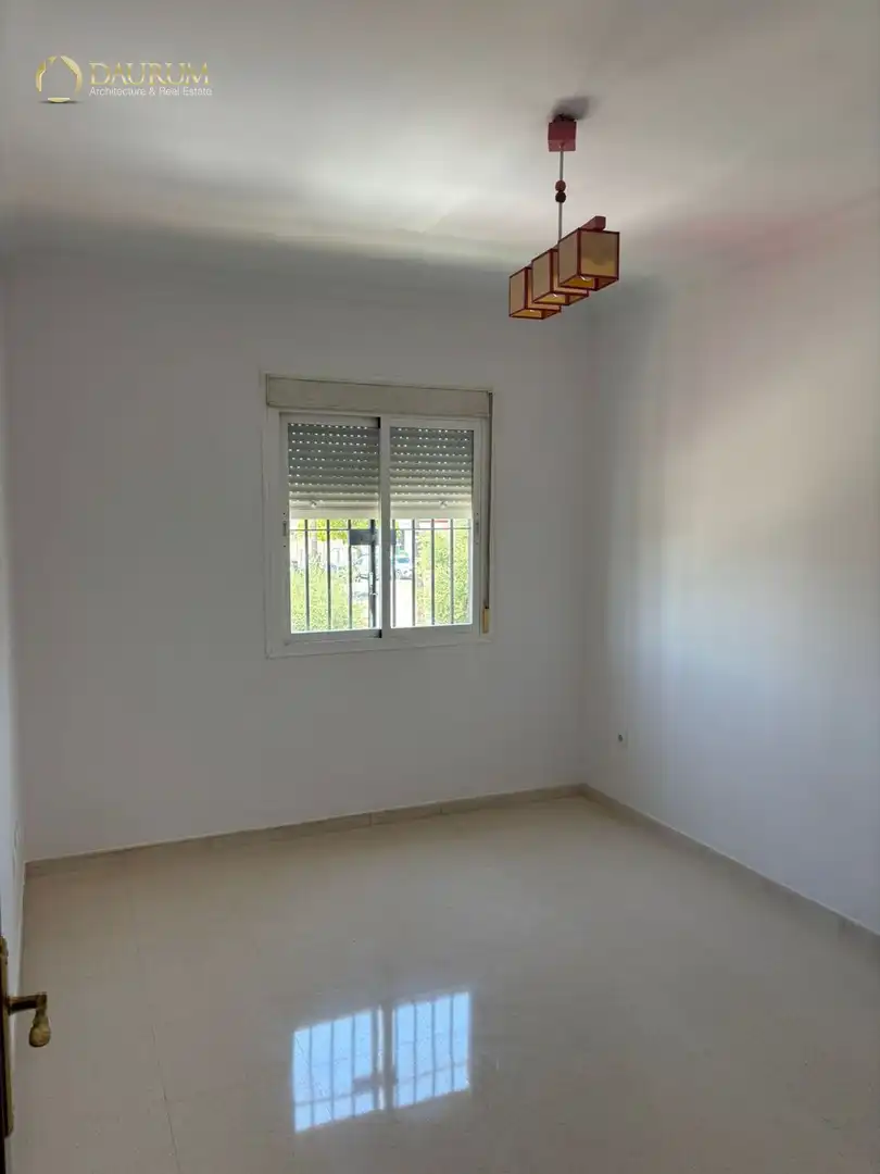 Dormitori de Casa adosada en venda en La Rinconada amb Aire condicionat, Terrassa i Moblat