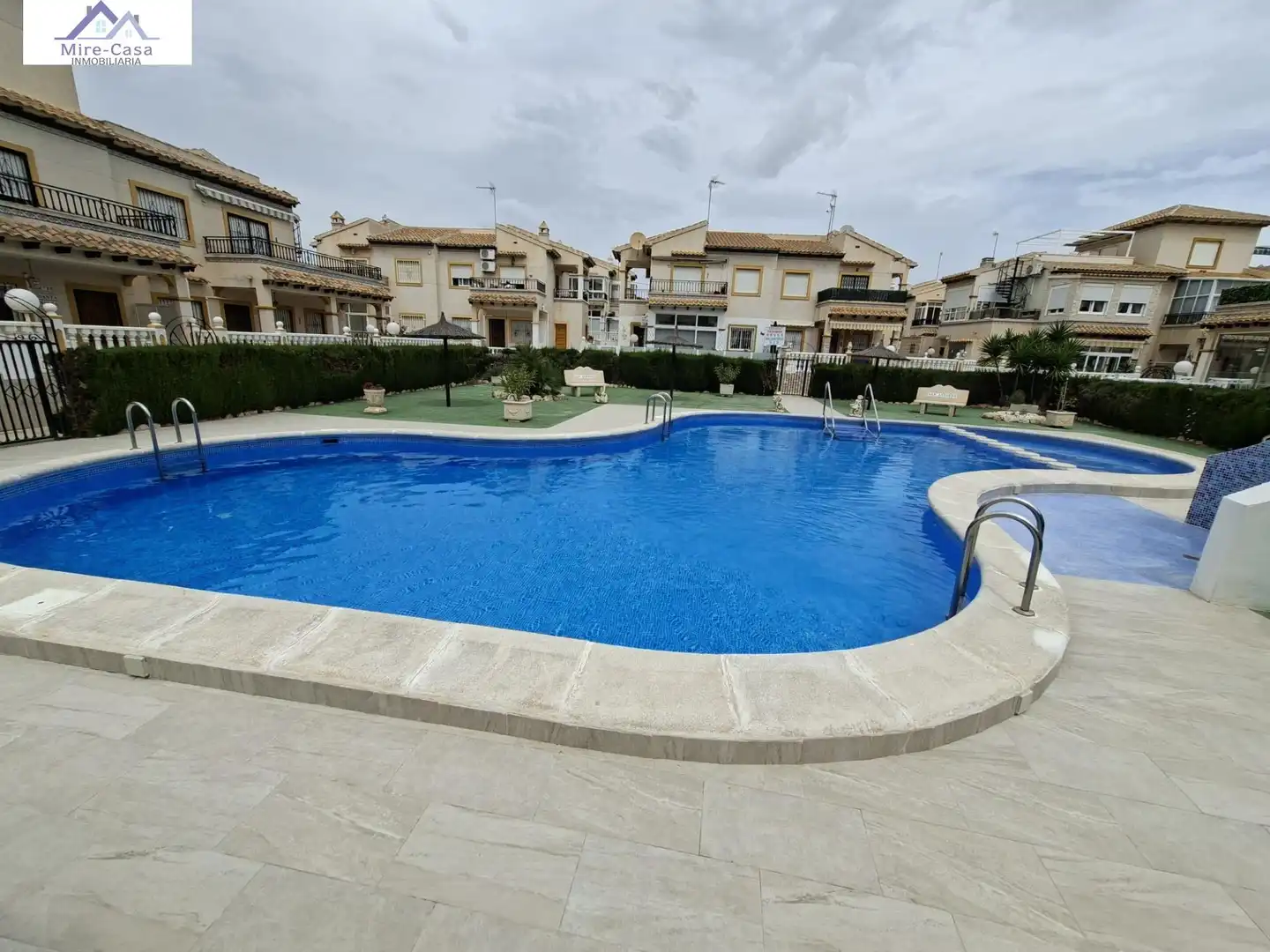 Piscina de Casa o xalet en venda en Orihuela amb Jardí privat, Balcó i Piscina comunitària