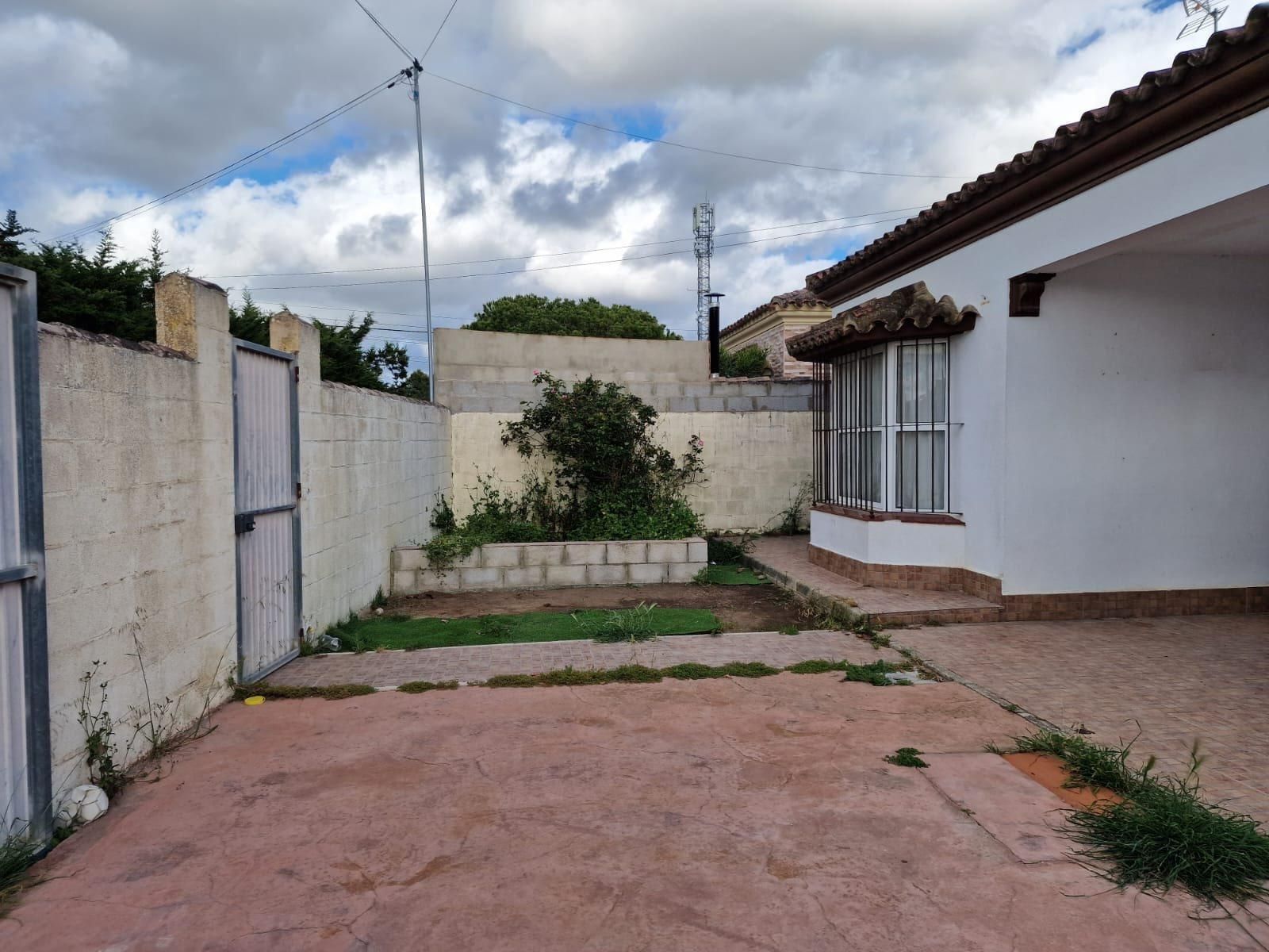 Vista exterior de Casa o xalet en venda en Chiclana de la Frontera amb Calefacció i Jardí privat