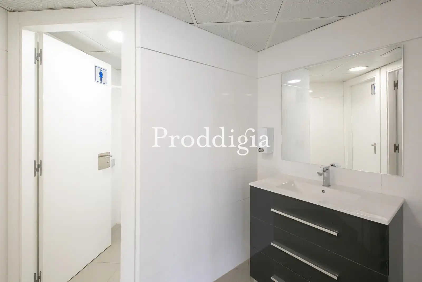 Baño de Oficina de alquiler en Barcelona con Aire acondicionado, Calefacción y Terraza