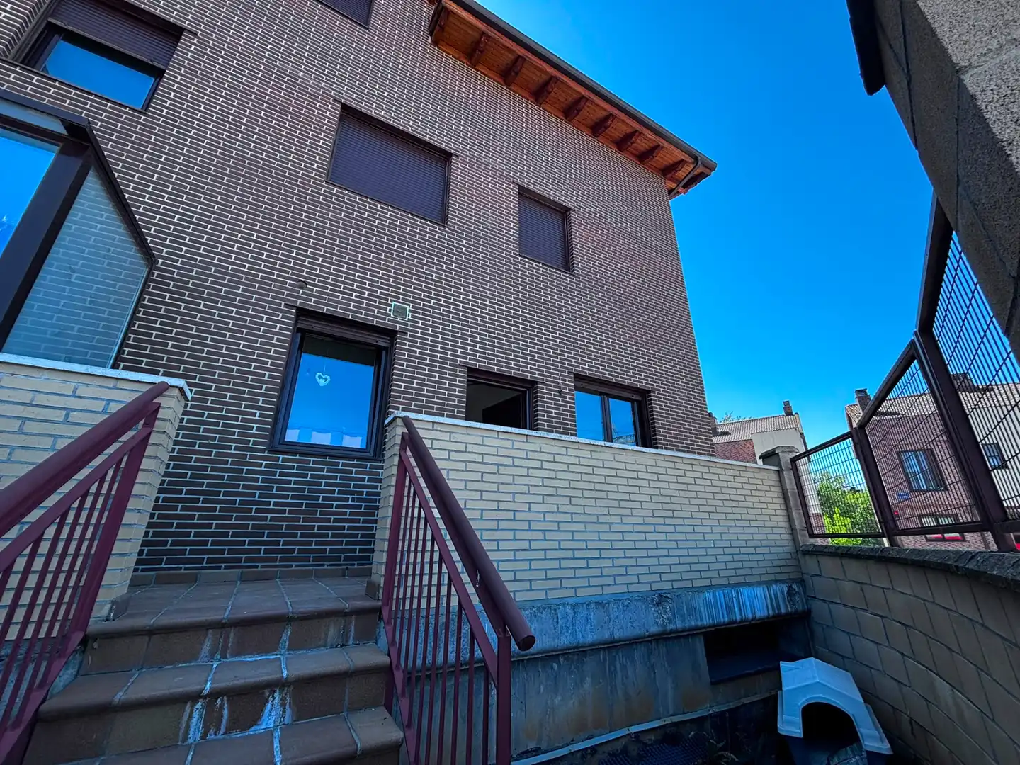 Außenansicht von Einfamilien-Reihenhaus zum Verkauf in Burgos mit Heizung, Terrasse und Abstellraum