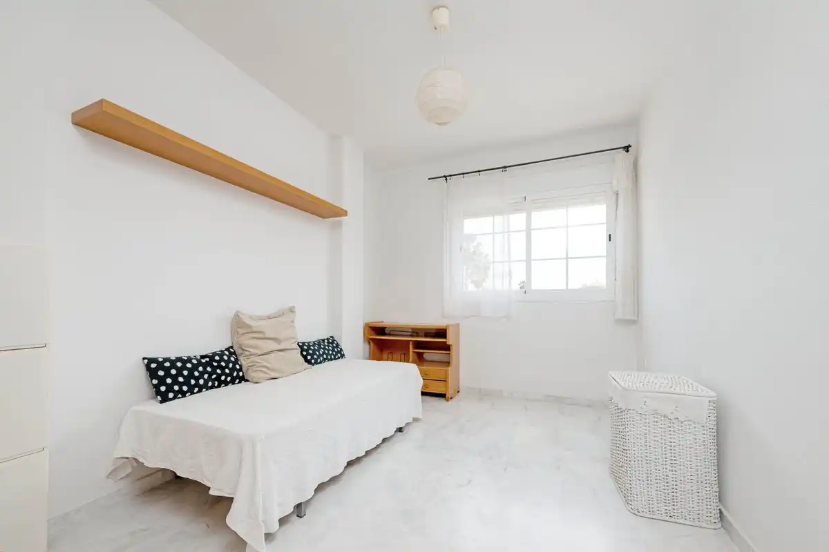 Habitación de Casa adosada en venta en Espartinas con Calefacción y Amueblado