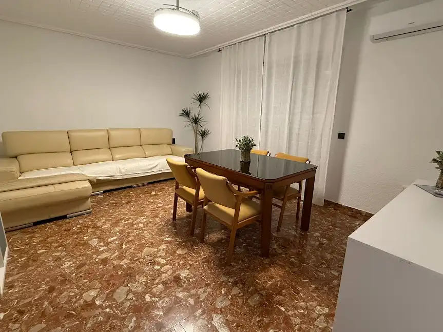 Flat for rent in Calle Romea, 9, Linarejos