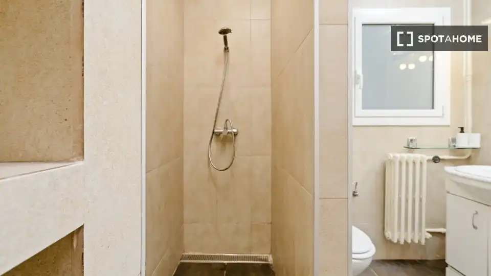 Baño de Piso para compartir en Barcelona con Aire acondicionado, Calefacción y Terraza