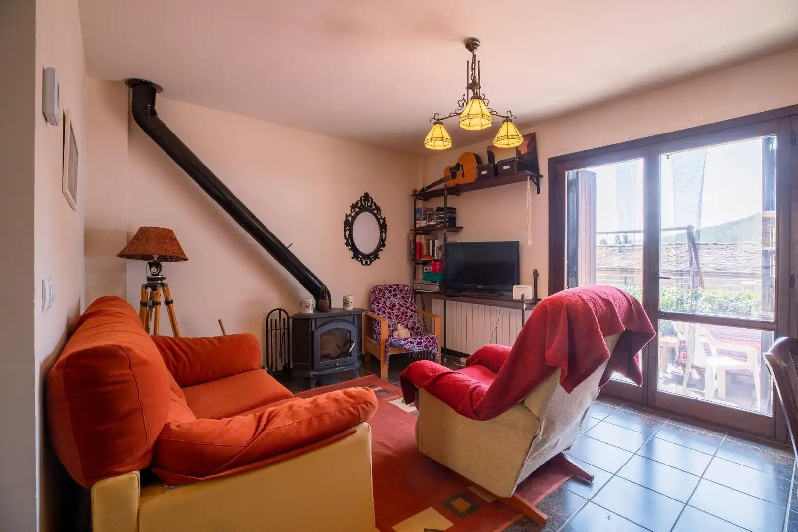 Sala de estar de Casa adosada en venta en Biescas con Calefacción, Jardín privado y Amueblado