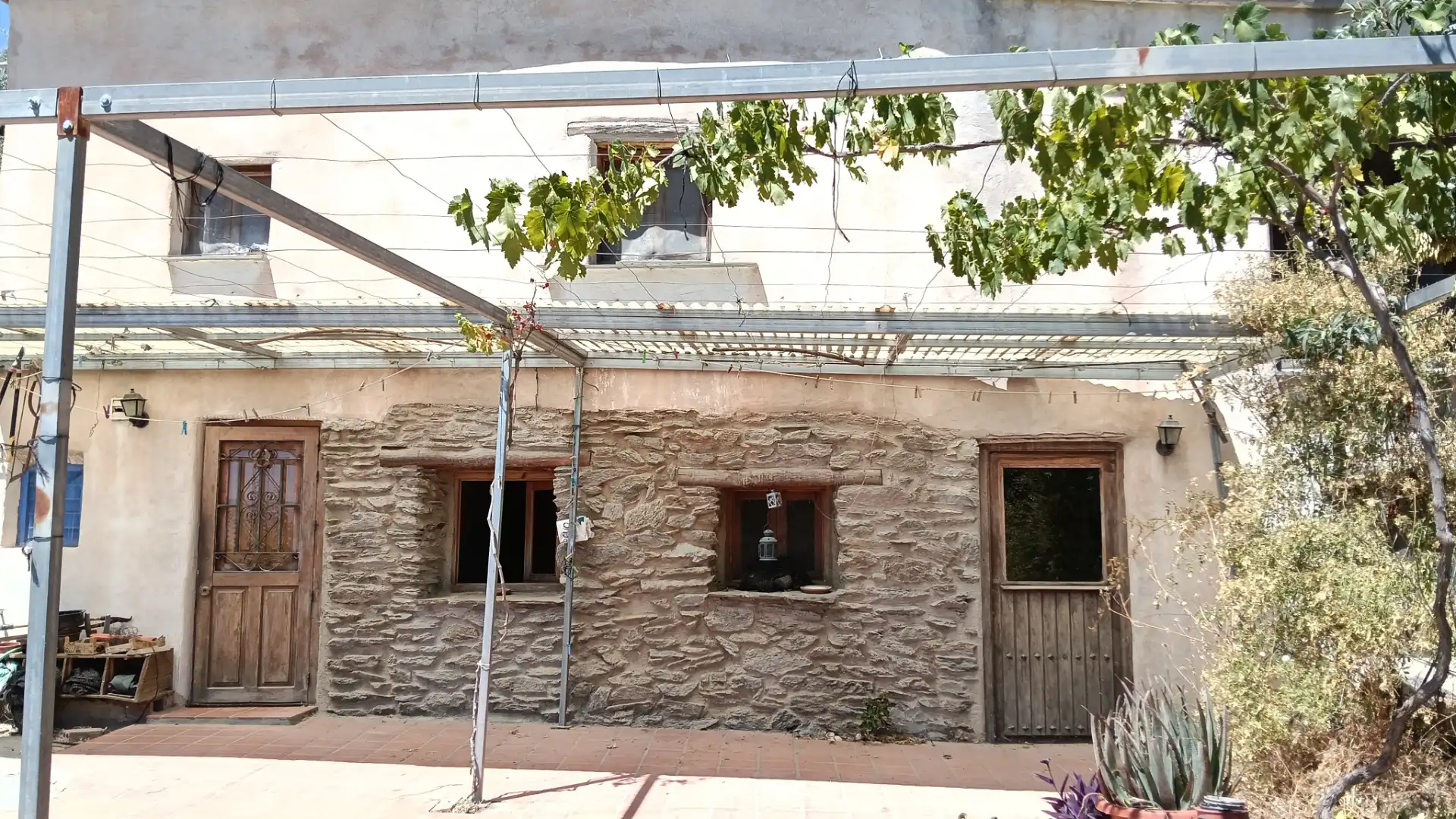 Vista exterior de Finca rústica en venda en Alpujarra de la Sierra amb Calefacció, Jardí privat i Moblat