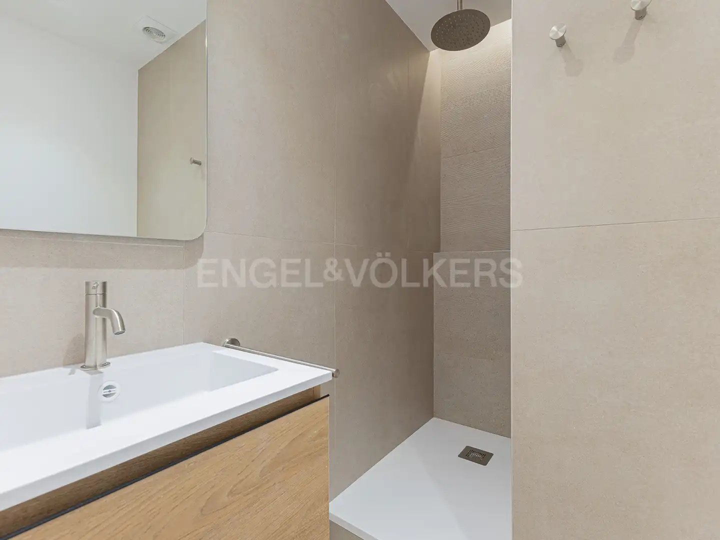 Badezimmer von Wohnung zur Miete in Barcelona mit Klimaanlage, Heizung und Parkett