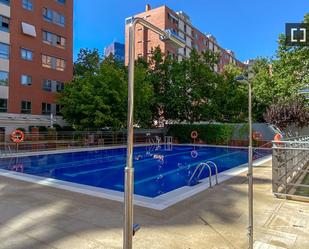 Swimming pool of Flat to rent in  Madrid Capital  with Air Conditioner, Heating and Furnished