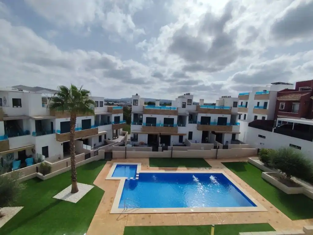Maison mitoyenne avec piscine à vendre à Bigastro