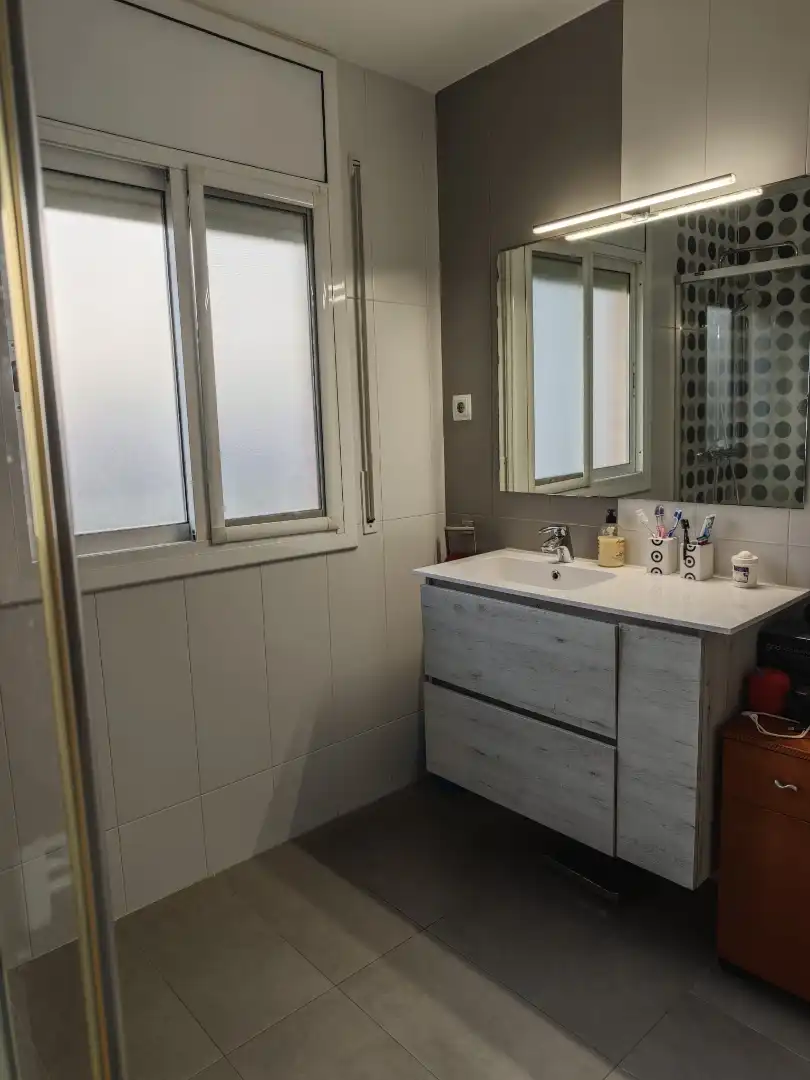 Badezimmer von Einfamilien-Reihenhaus zum Verkauf in Cubelles mit Klimaanlage, Heizung und Privatgarten