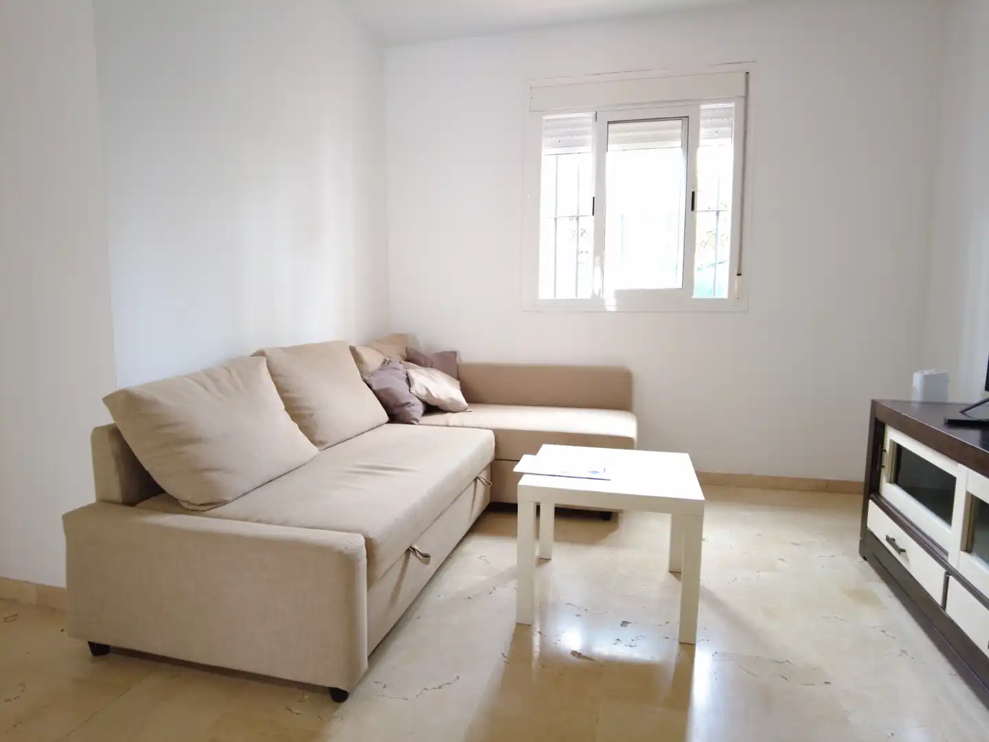 Sala d'estar de Casa adosada en venda en Estepona amb Jardí privat, Terrassa i Moblat