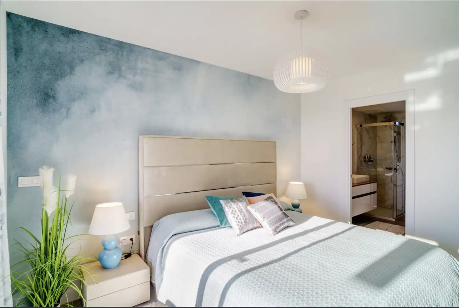 Dormitori de Apartament de lloguer en Estepona amb Aire condicionat, Terrassa i Moblat