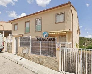 Vista exterior de Casa adosada en venda en Carabaña amb Jardí privat