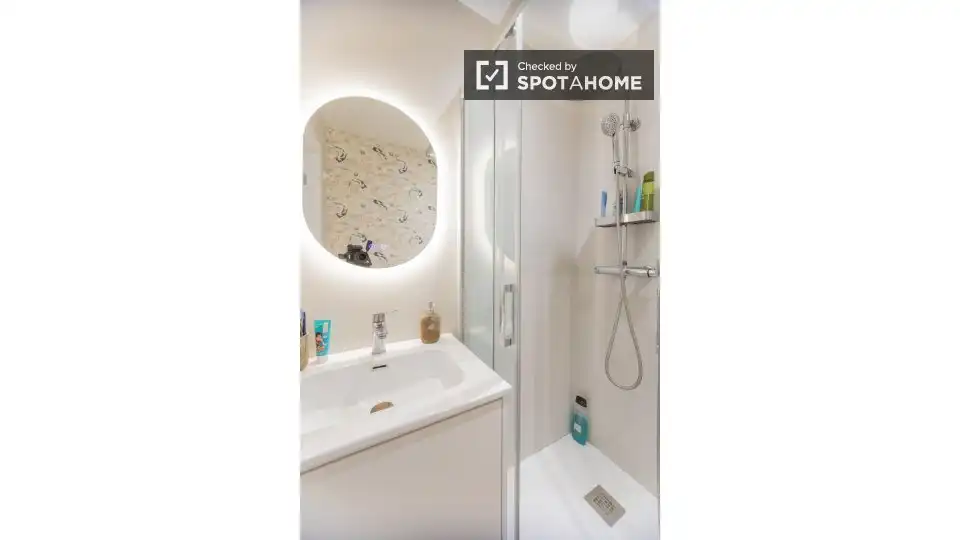Bathroom of Flat for rent in Valencia  with Air Conditioner, Heating and Furnished