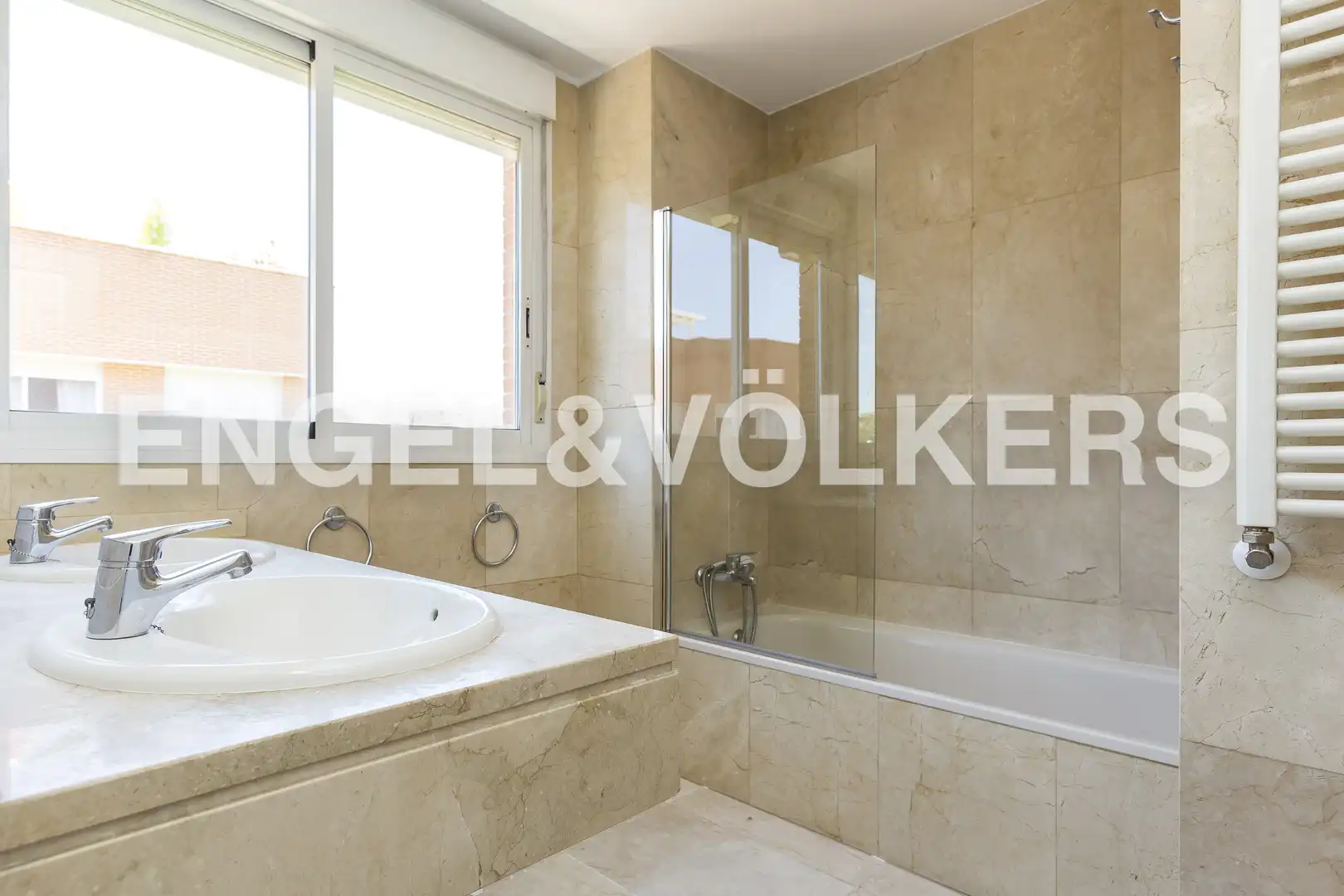 Bathroom of Flat for rent in Madrid  with Air Conditioner, Heating and Parquet flooring