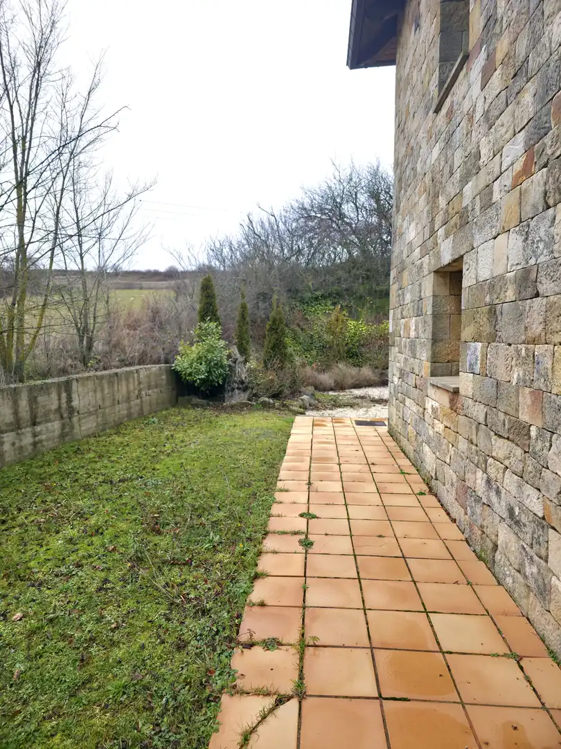Terrassa de Casa o xalet en venda en Aguilar de Campoo amb Calefacció, Jardí privat i Moblat