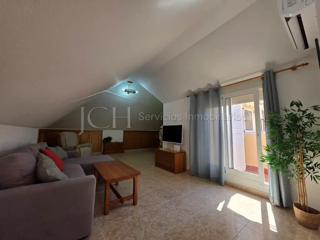 Sala d'estar de Àtic de lloguer en Fuengirola amb Aire condicionat i Moblat