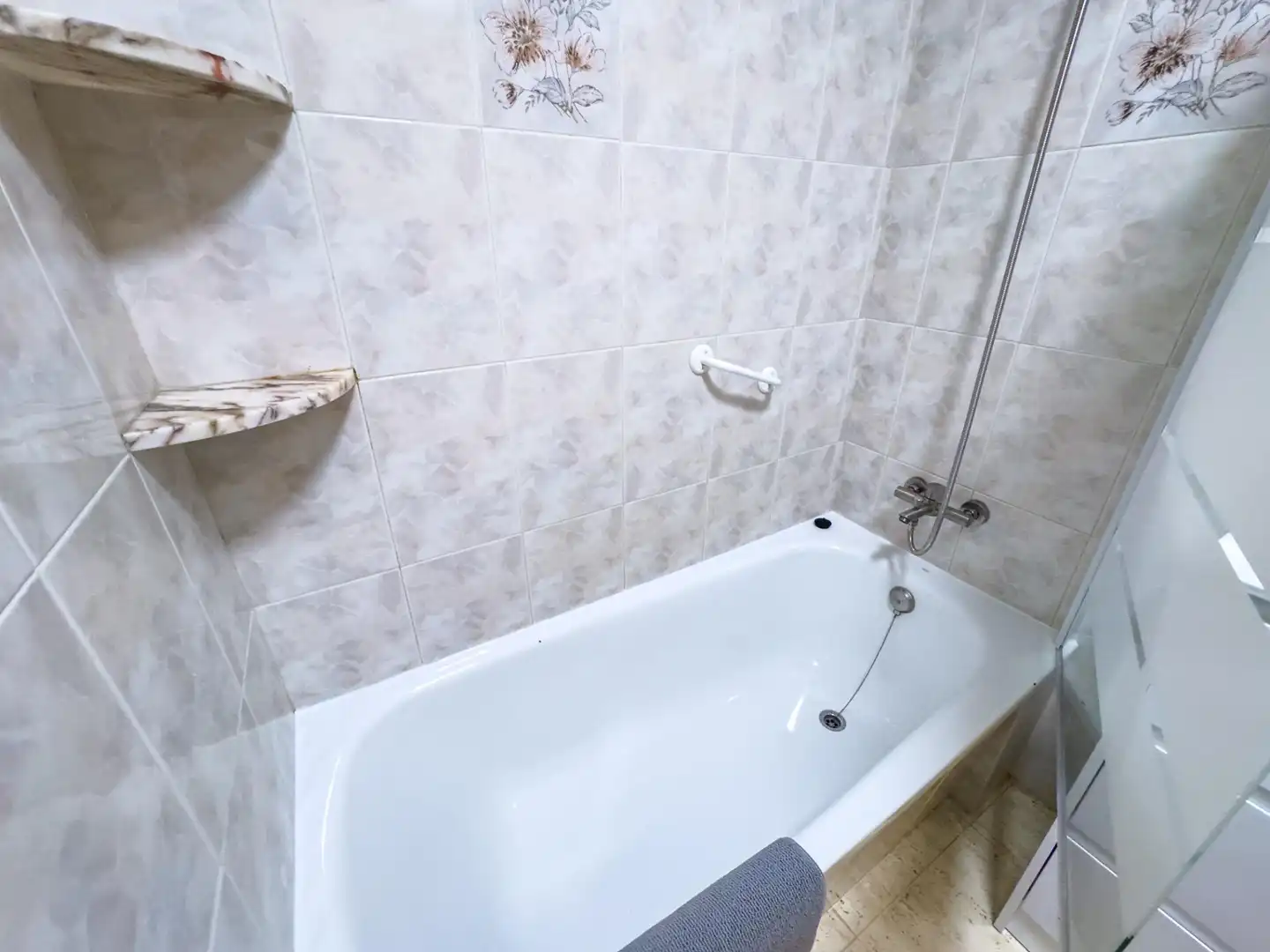 Bany de Apartament de lloguer en Torrevieja amb Aire condicionat, Calefacció i Terrassa