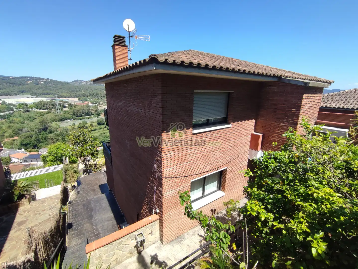 Vista exterior de Casa o xalet en venda en Cervelló amb Aire condicionat, Calefacció i Jardí privat
