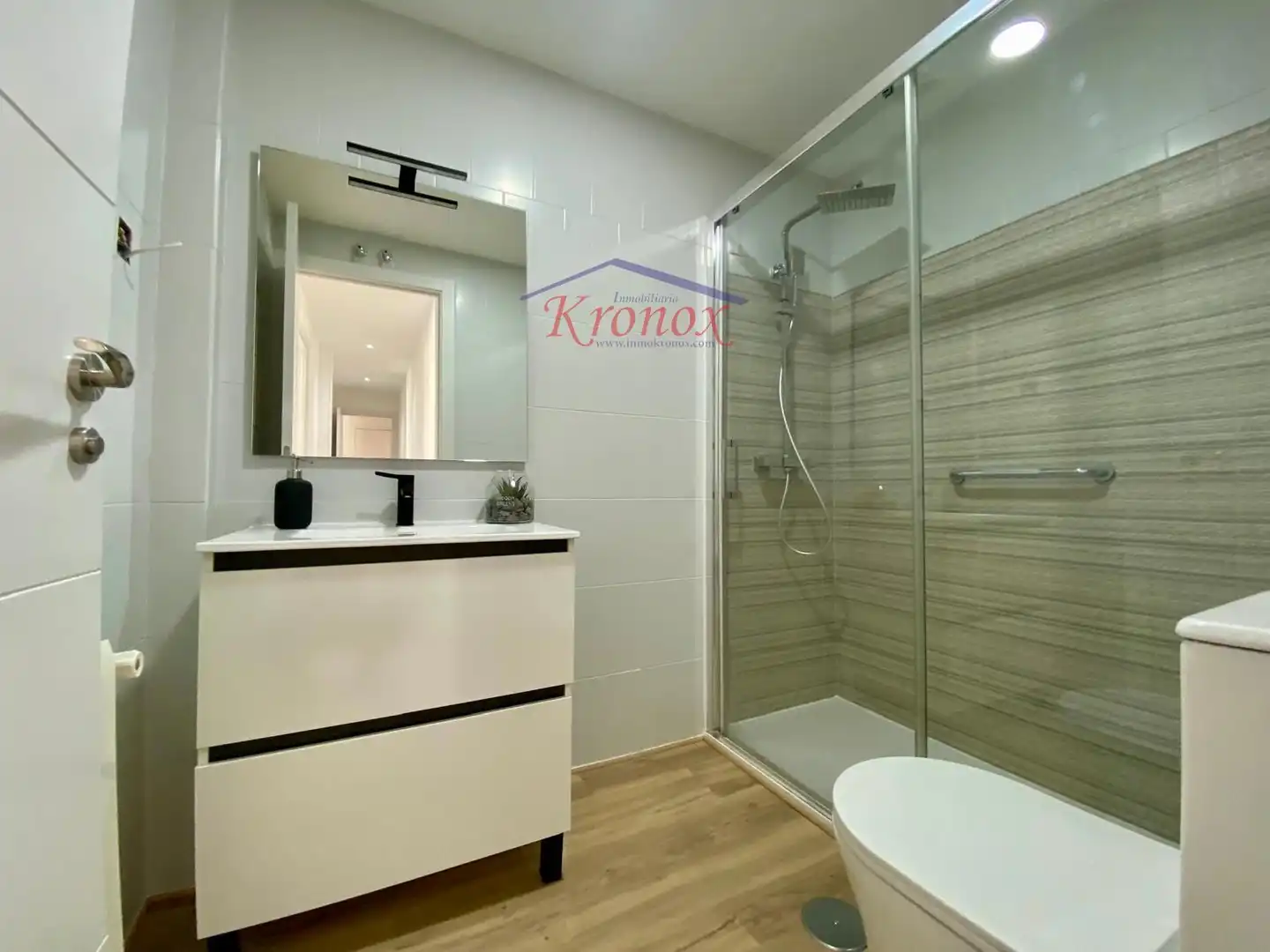 Bathroom of Flat for sale in Madrid  with Air Conditioner, Heating and Storage room