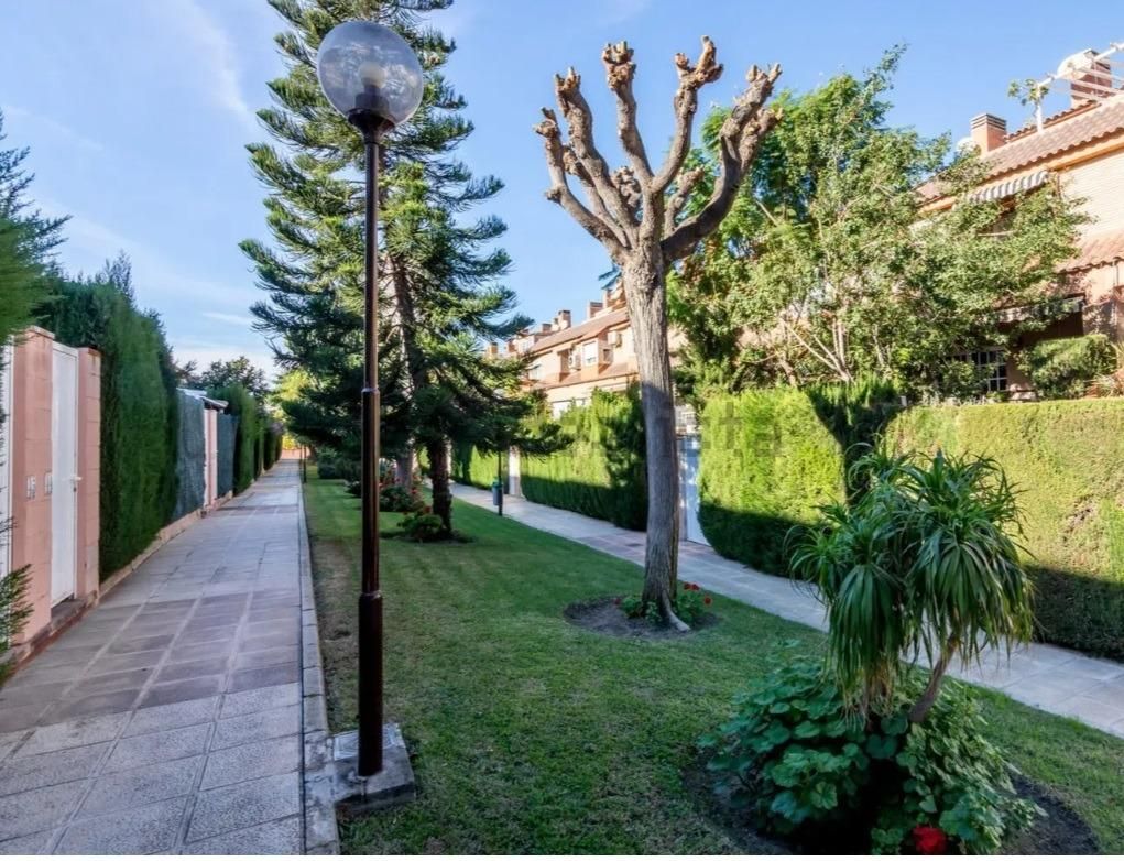 Vista exterior de Casa adosada en venda en Alicante / Alacant amb Aire condicionat, Calefacció i Jardí privat