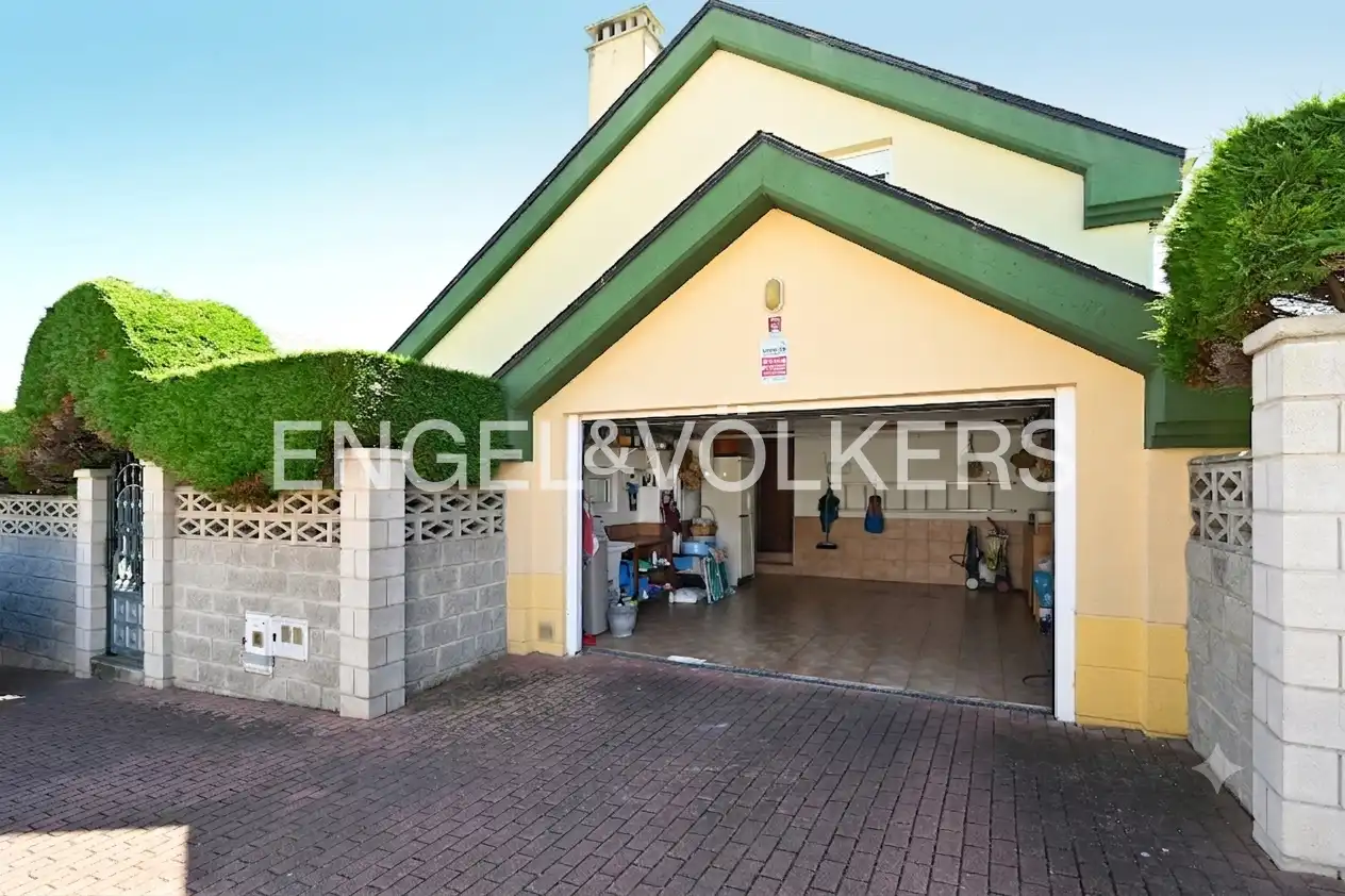 Vista exterior de Casa o chalet en venta en Santa Cruz de Bezana con Aire acondicionado, Calefacción y Jardín privado