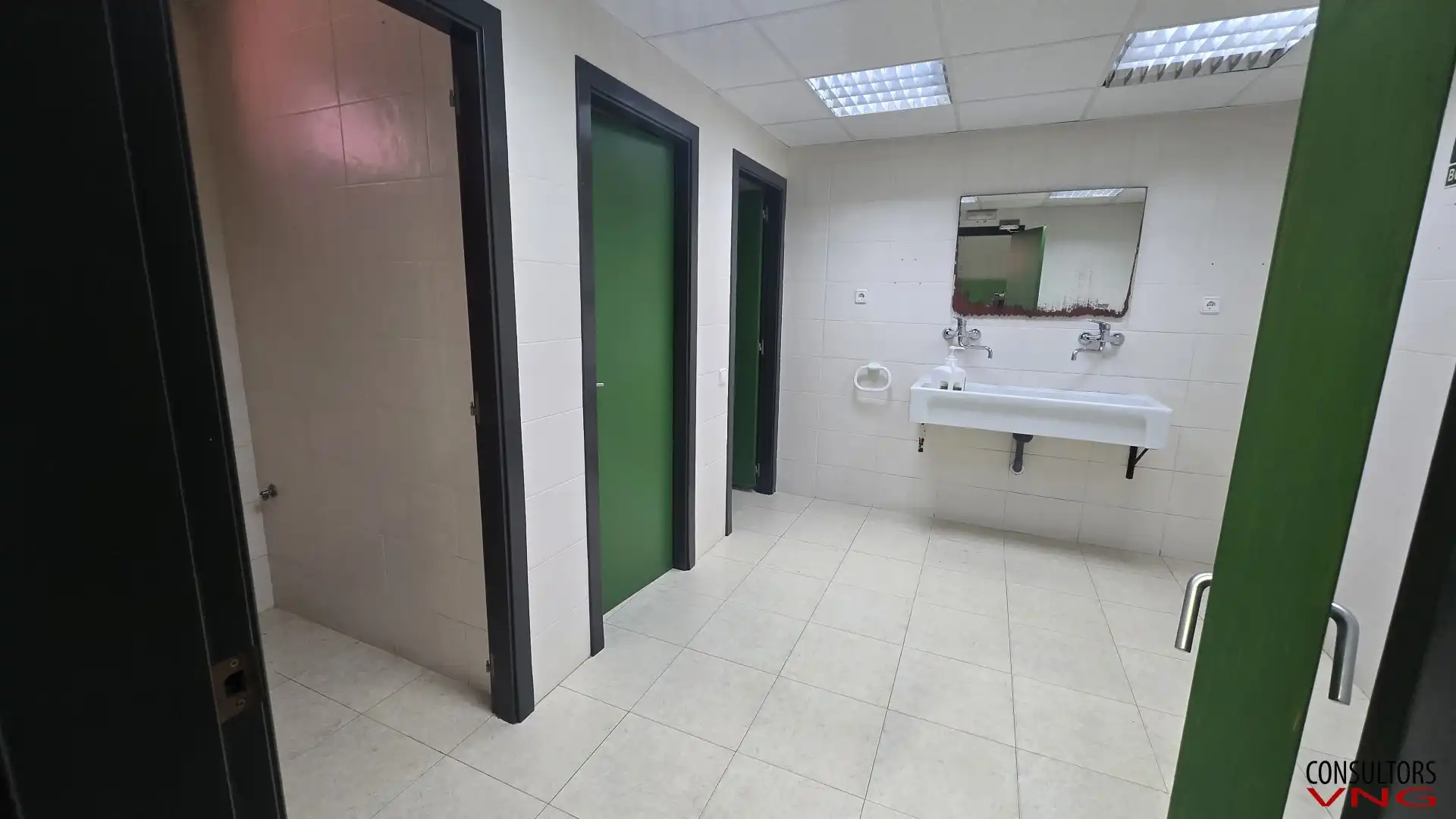 Badezimmer von Fabrikhallen zum Verkauf in Sitges