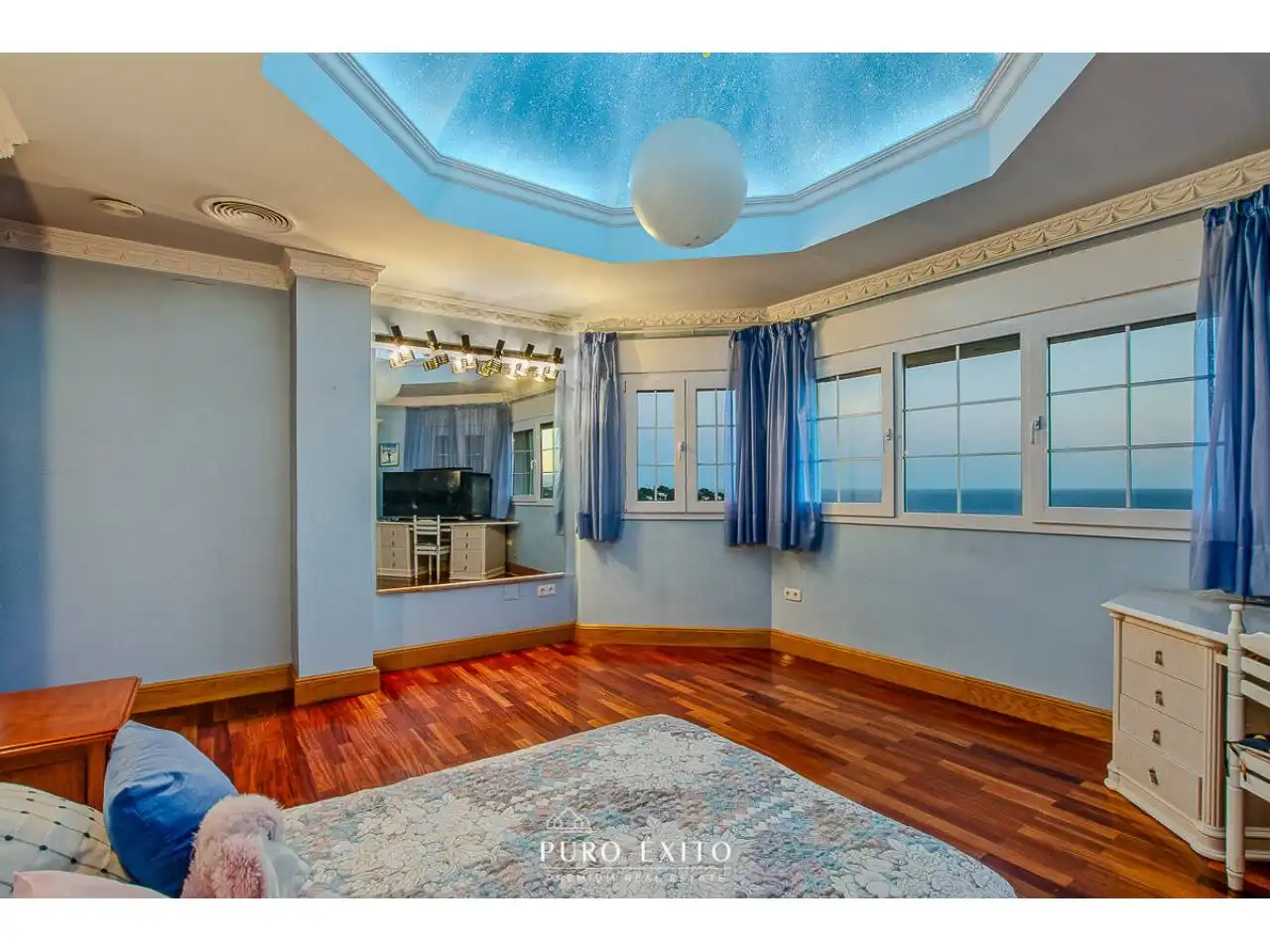 Sala d'estar de Casa o xalet en venda en Málaga amb Aire condicionat, Calefacció i Jardí privat