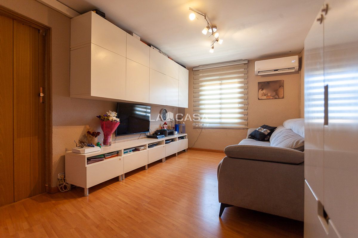 Sala d'estar de Pis en venda en L'Hospitalet de Llobregat amb Aire condicionat, Calefacció i Parquet