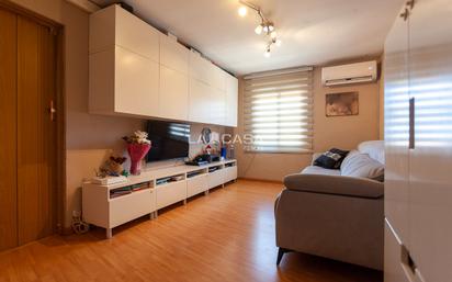 Living room of Flat for sale in L'Hospitalet de Llobregat  with Air Conditioner, Heating and Parquet flooring