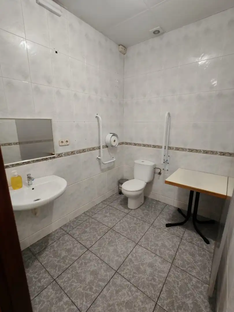 Baño de Local en traspaso en El Pont de Vilomara i Rocafort con Aire acondicionado, Terraza y Amueblado