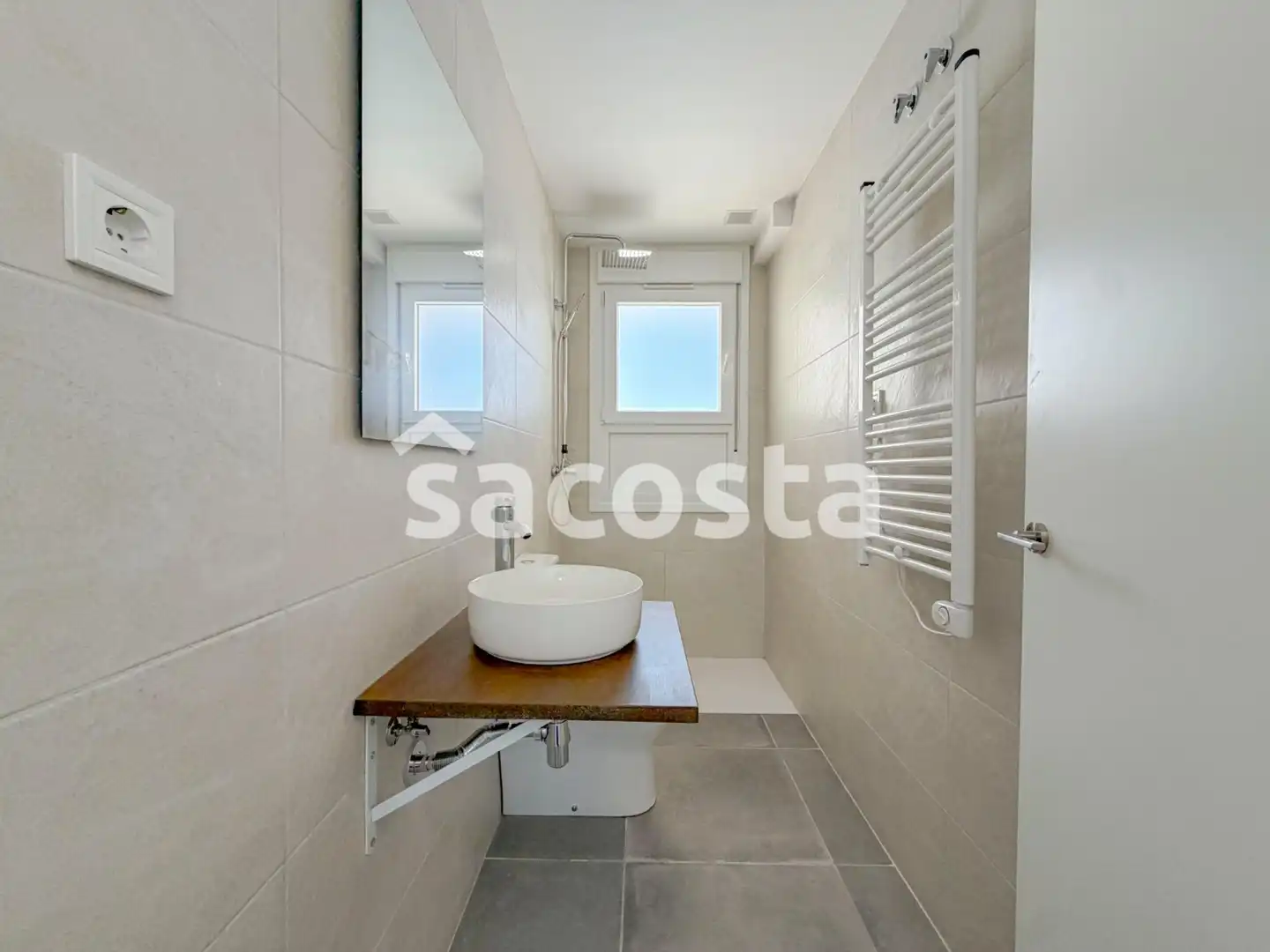 Baño de Piso en venta en Blanes con Calefacción, Terraza y Balcón