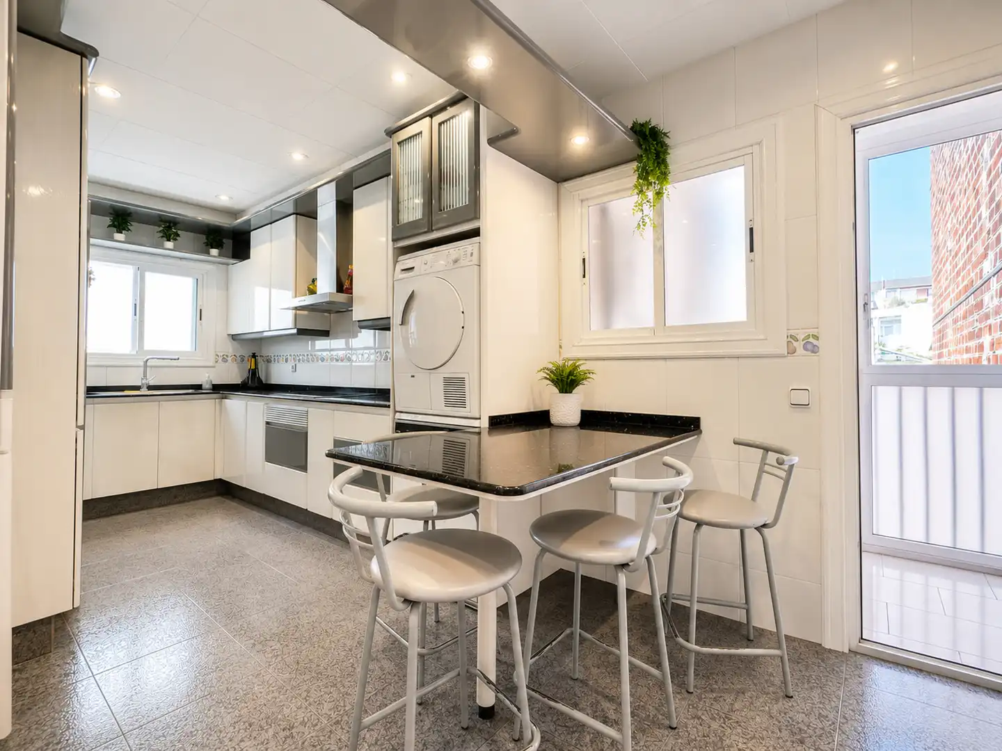 Cocina de Piso en venta en Sant Boi de Llobregat con Aire acondicionado, Terraza y Trastero